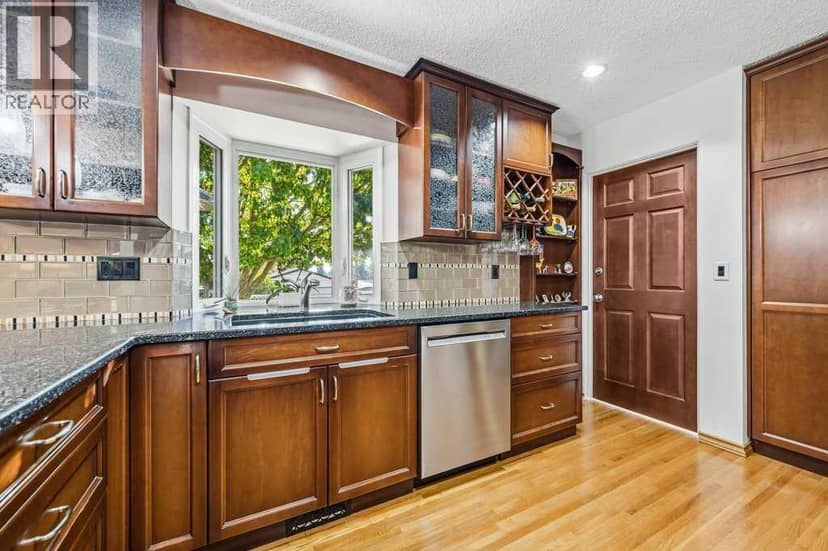 7804 7 Street SW — photo 21 of 40