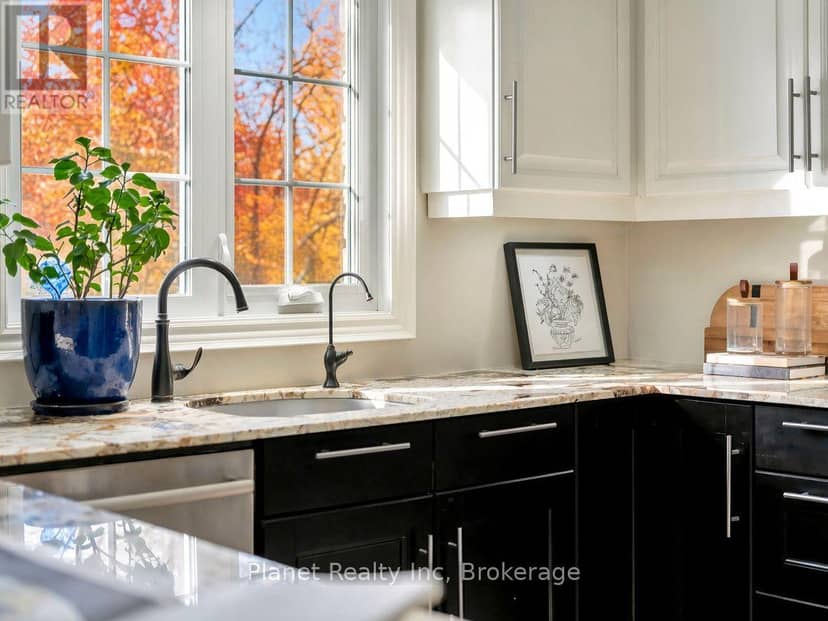 7 - 25 Manor Park Crescent — photo 9 of 40