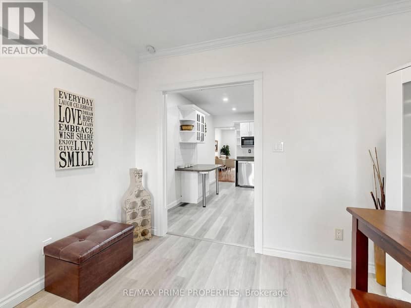 18 Dentonia Park Avenue — photo 16 of 40