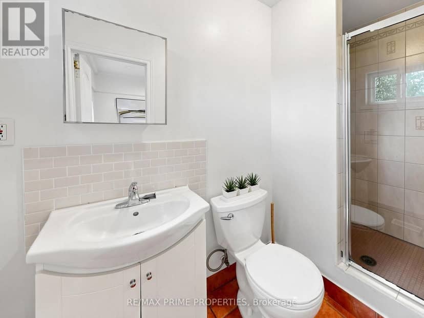 18 Dentonia Park Avenue — photo 17 of 40