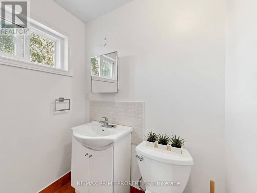18 Dentonia Park Avenue — photo 18 of 40