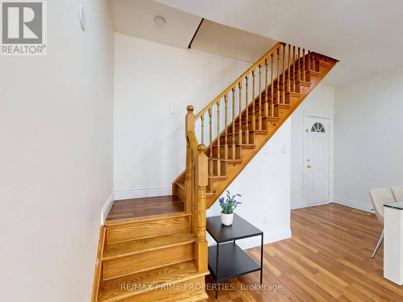 18 Dentonia Park Avenue — photo 22 of 40