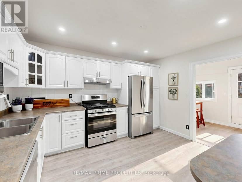 18 Dentonia Park Avenue — photo 9 of 40