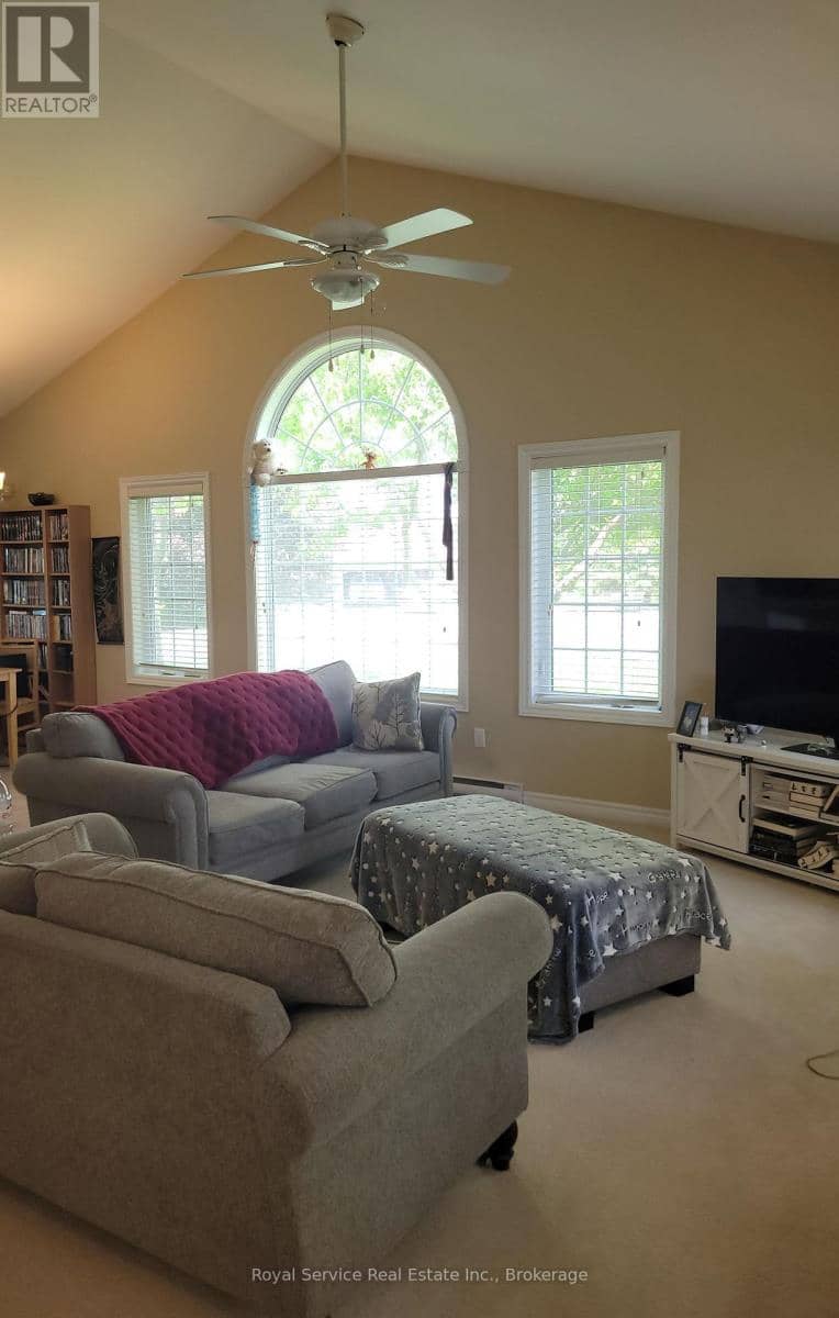 102 - 325 Densmore Road, Cobourg, photo 4