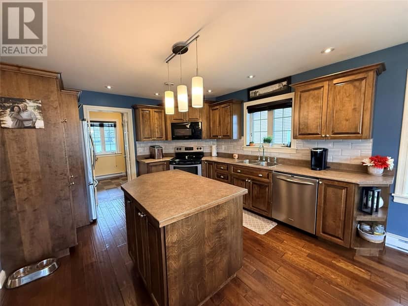 70 Harmsworth Drive — photo 12 of 40