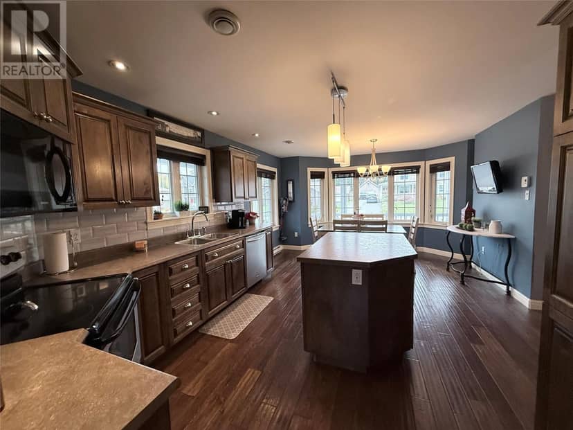 70 Harmsworth Drive — photo 11 of 40