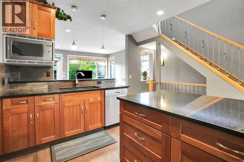 137 11 Avenue NW — photo 12 of 40