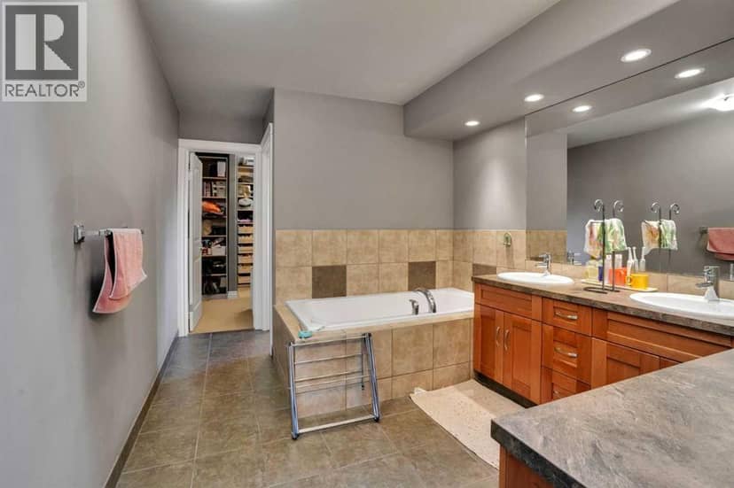 137 11 Avenue NW — photo 23 of 40