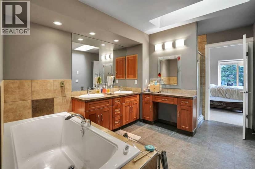 137 11 Avenue NW — photo 24 of 40