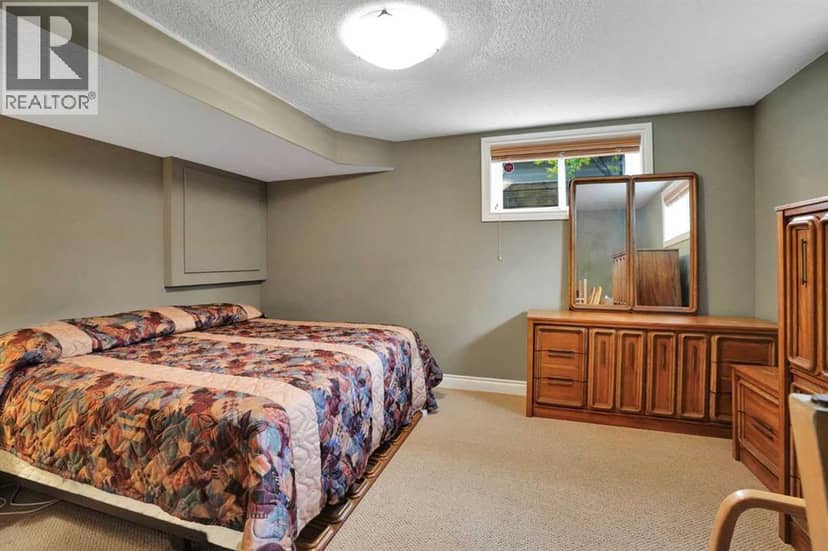 137 11 Avenue NW — photo 31 of 40