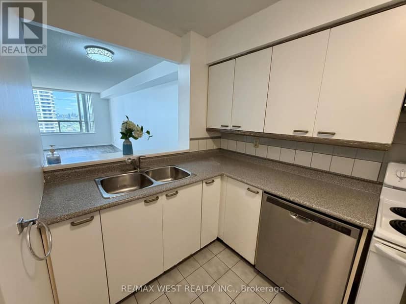 2405 - 100 Upper Madison Avenue, Toronto, photo 6