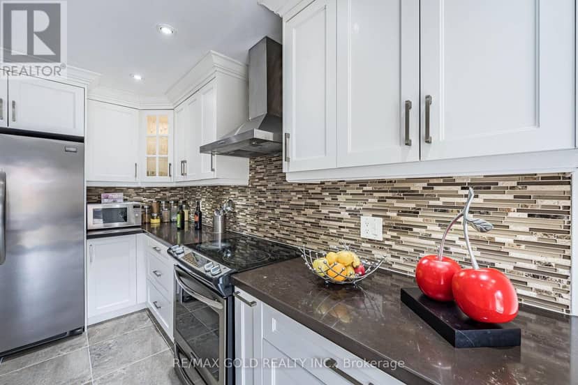 329 Howard Crescent — photo 11 of 38