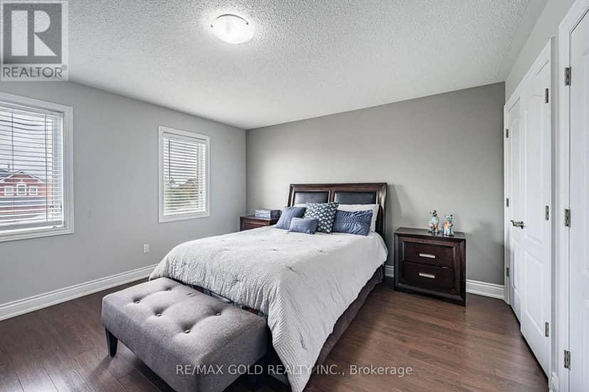 329 Howard Crescent — photo 17 of 38