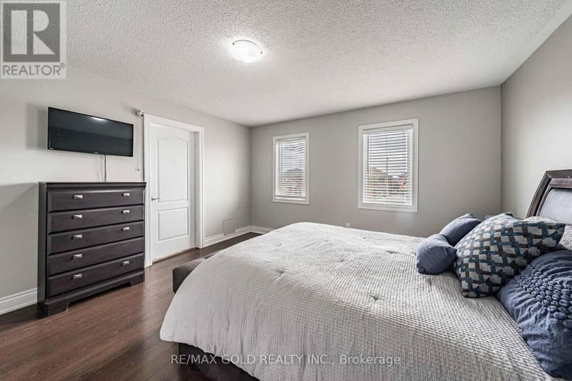 329 Howard Crescent — photo 19 of 38