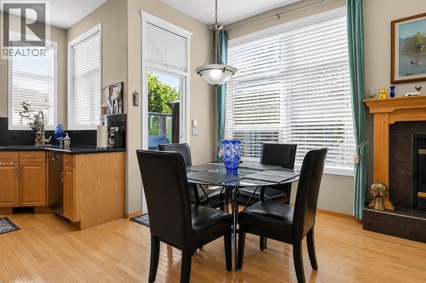 44 Strathlea Close SW — photo 10 of 37