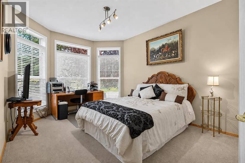 44 Strathlea Close SW — photo 15 of 37