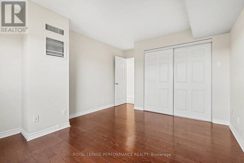 507 - 545 St Laurent Boulevard — photo 14 of 24