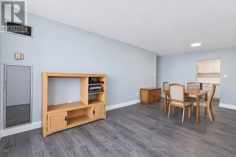 606 - 15 Sewells Road — photo 13 of 40