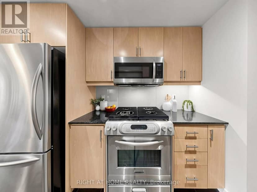 4 - 295 Mutual Street — photo 17 of 40