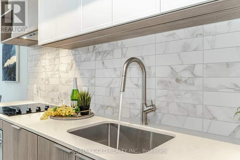216 - 2020 Bathurst Street — photo 12 of 40