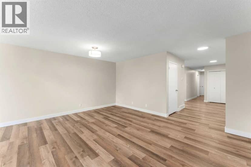 7609 36 Avenue NW — photo 13 of 40
