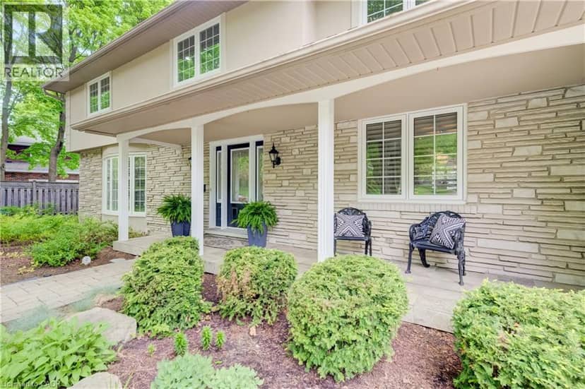 60 HUNTLEY Crescent — photo 4 of 40