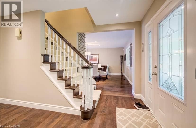 60 HUNTLEY Crescent — photo 5 of 40