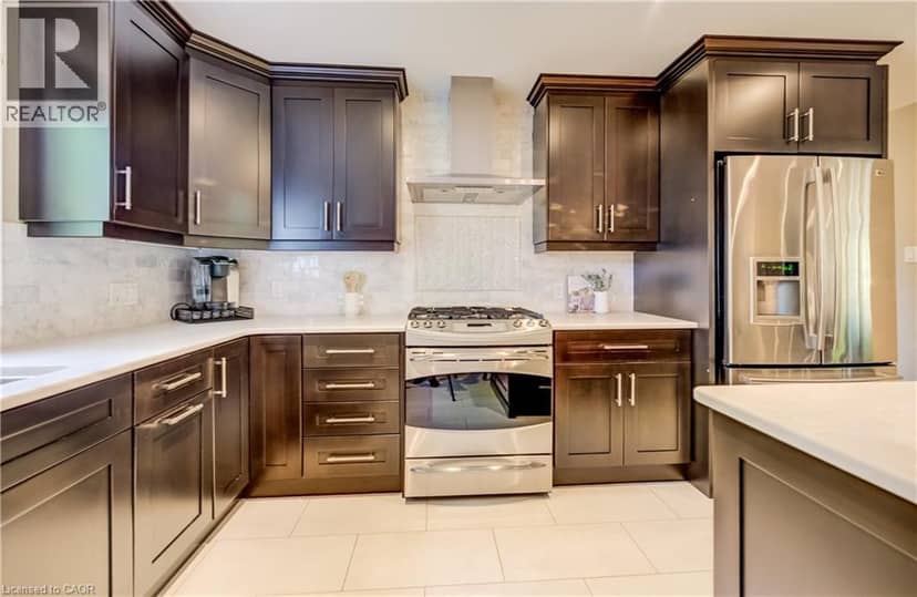 60 HUNTLEY Crescent — photo 15 of 40