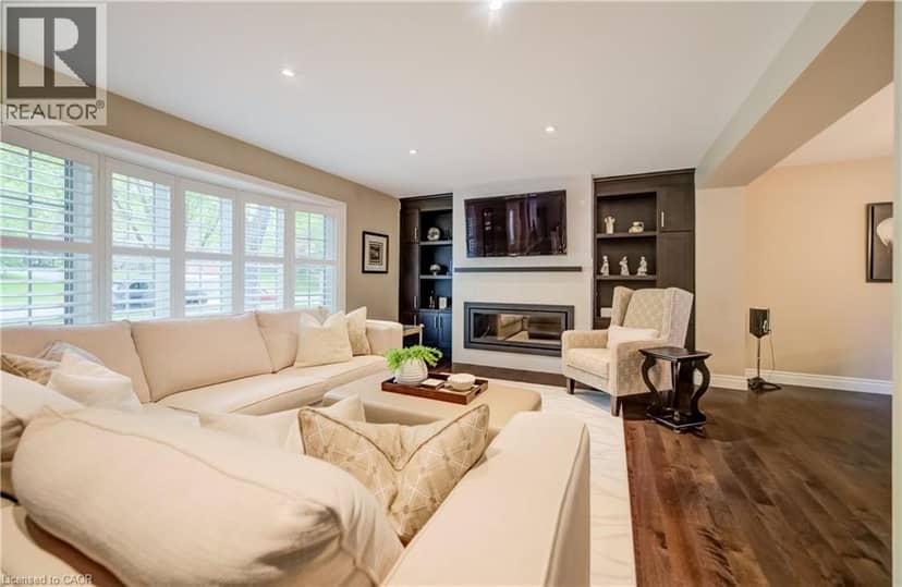 60 HUNTLEY Crescent — photo 7 of 40