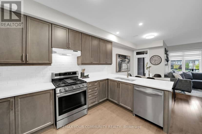 104 Holyrood Crescent — photo 19 of 40