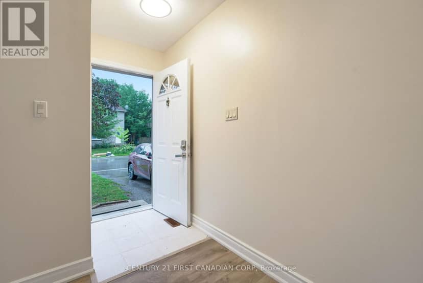 22 Denlaw Road, London North, photo 4