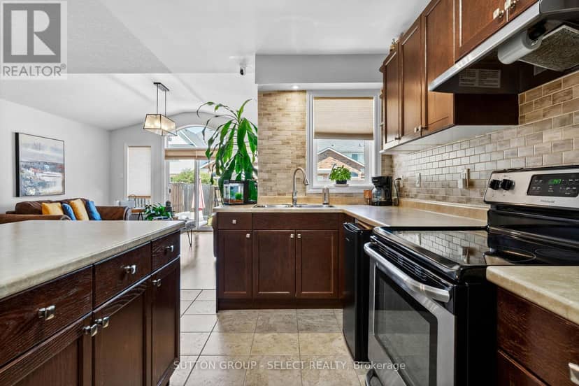 934 Silverfox Crescent — photo 10 of 40