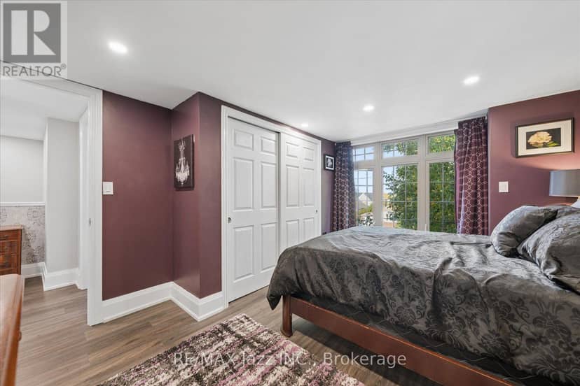 390 Mary Street N — photo 18 of 40