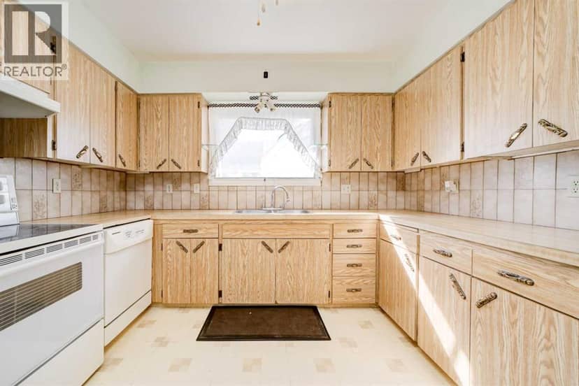 726 10 Avenue S — photo 13 of 37