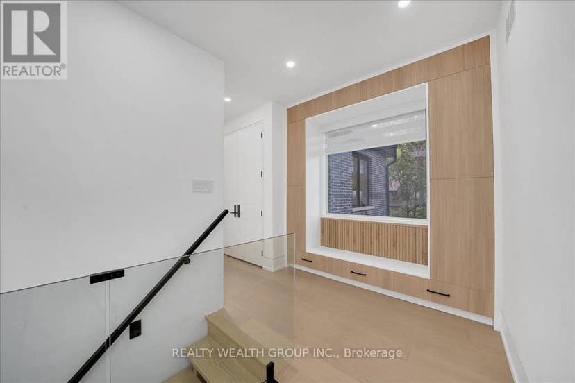 2 Kingsbury Crescent — photo 23 of 40