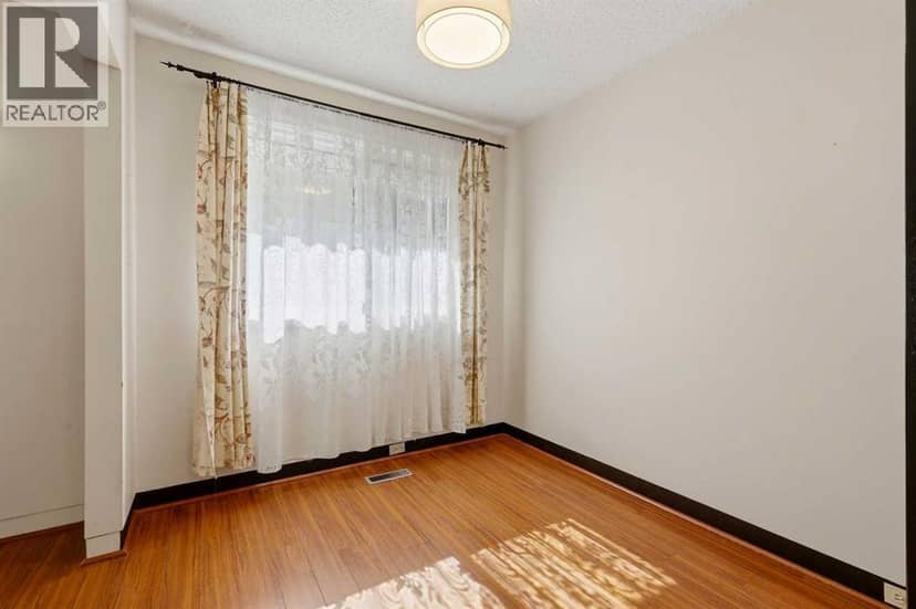 944 Canna Crescent SW — photo 13 of 40