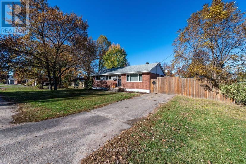 525 Irving Street, Pembroke, photo 3