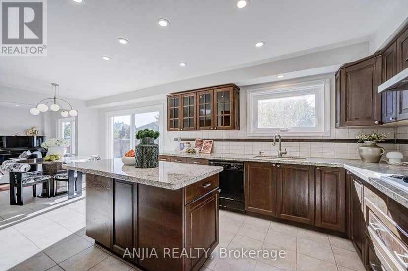 17 Charrington Crescent — photo 18 of 40