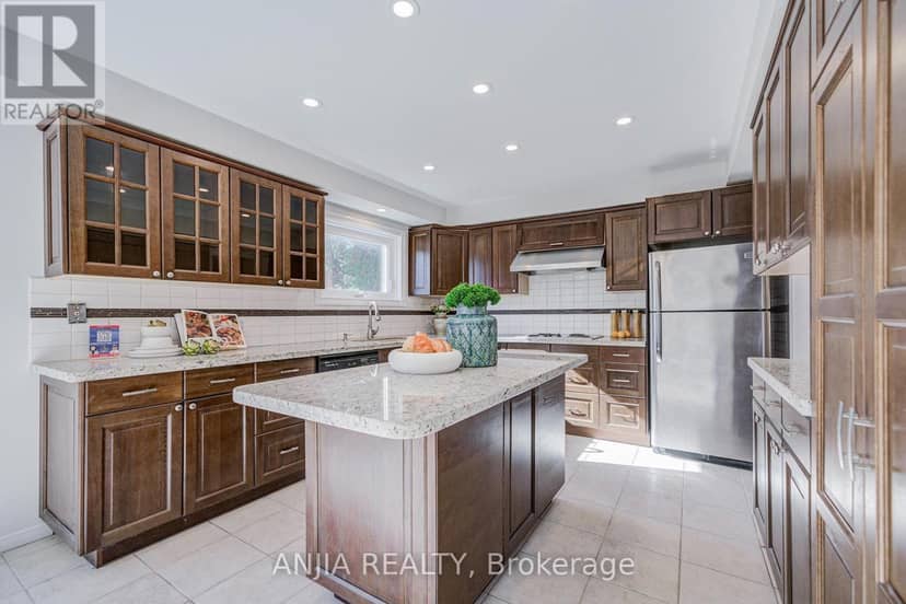 17 Charrington Crescent — photo 19 of 40