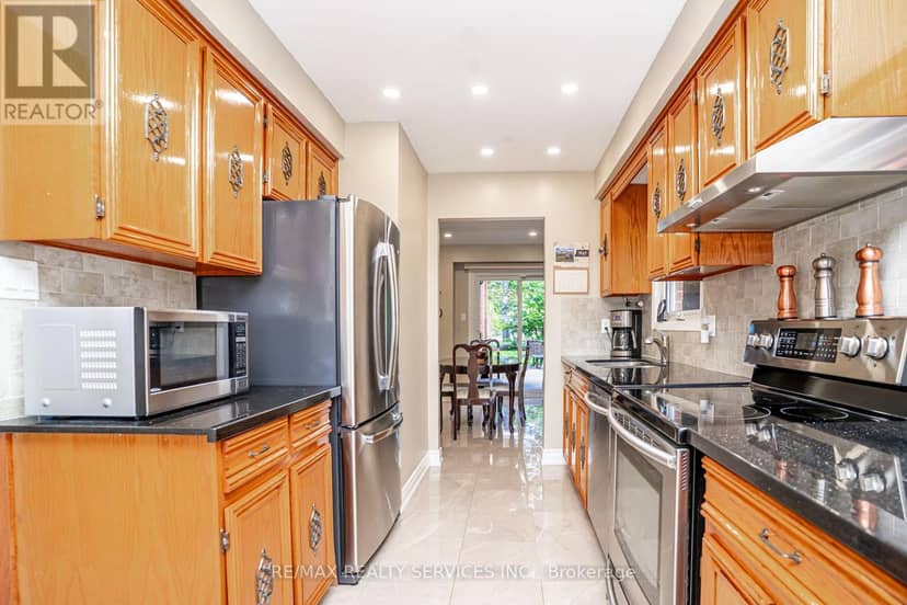 32 Winterfold Drive — photo 11 of 40