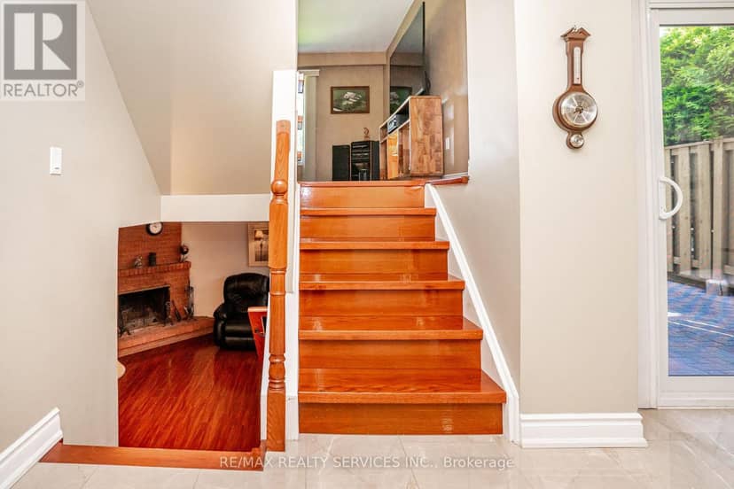 32 Winterfold Drive — photo 15 of 40