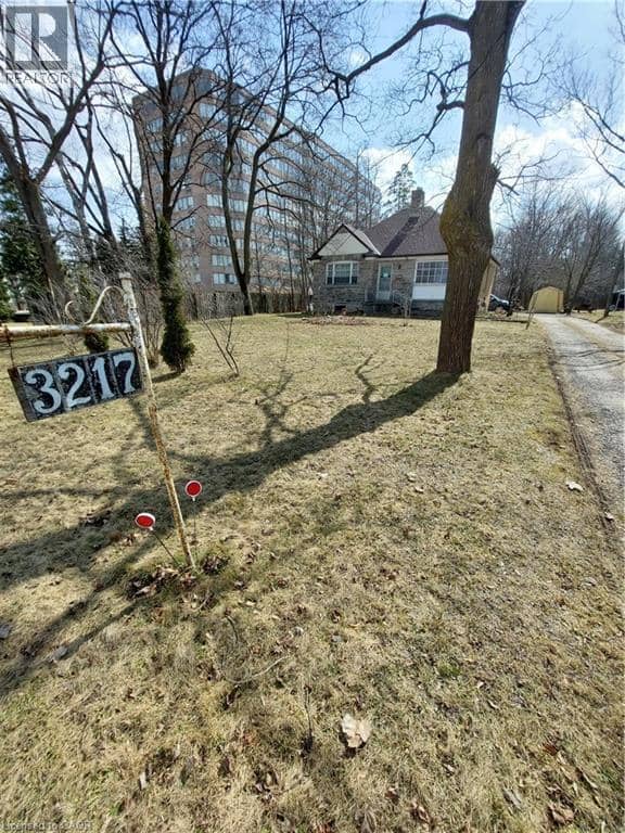 3211 KING Street E — photo 1 of 2