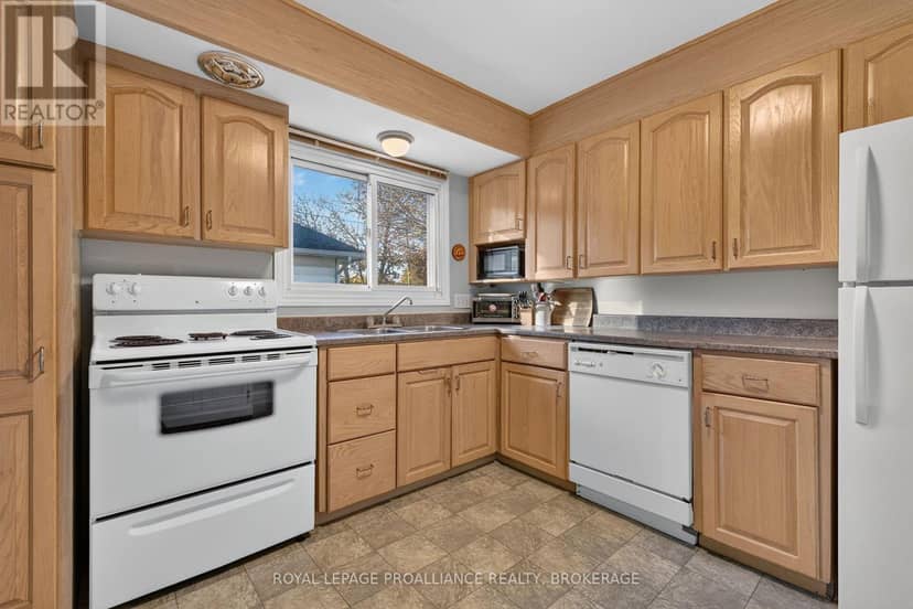 917 Victoria Street — photo 13 of 40