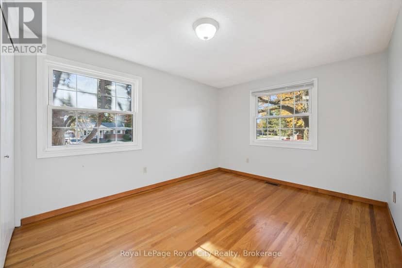 48 - 129 Victoria Road N — photo 16 of 32