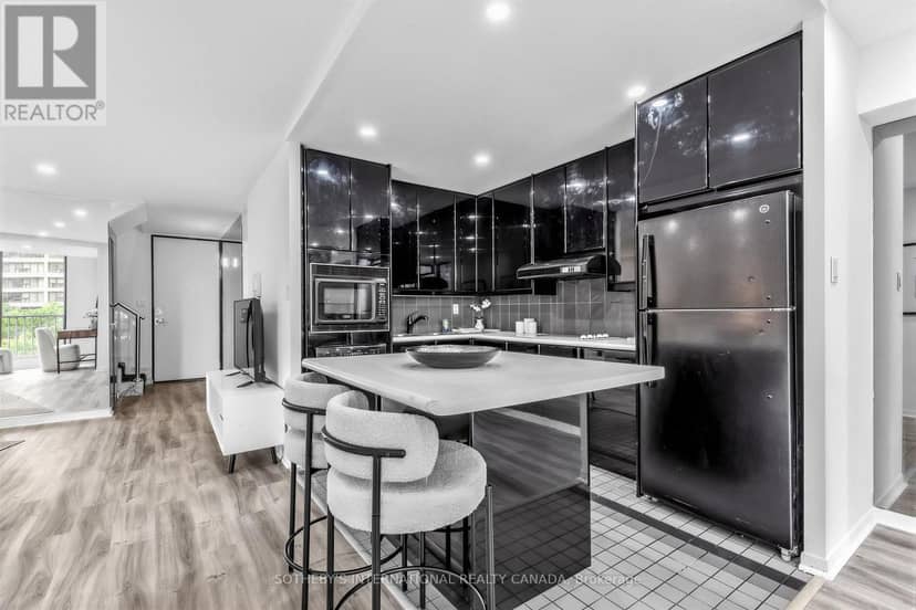 1008 - 33 Harbour Square — photo 15 of 40