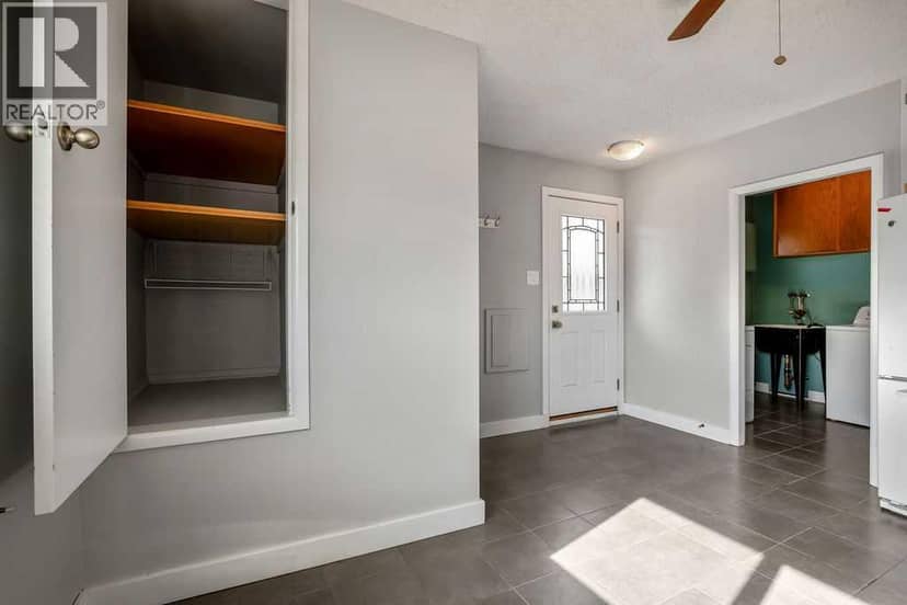 5415 5 Street SW — photo 11 of 37