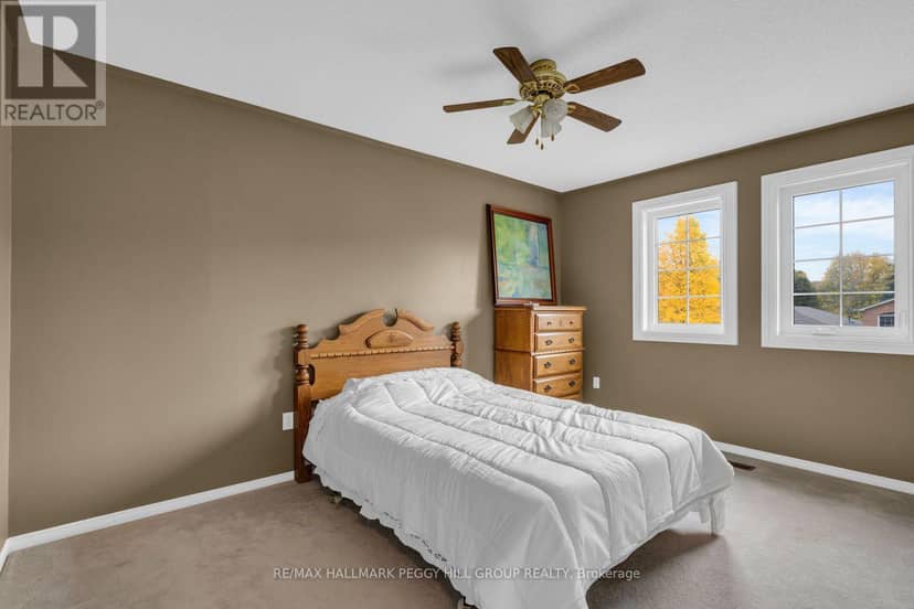 10 Kate Aitken Crescent — photo 11 of 20