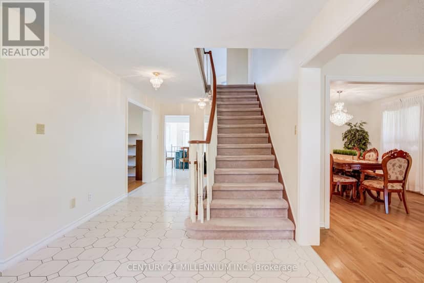 50 Piccadilly Road, Richmond Hill, photo 6
