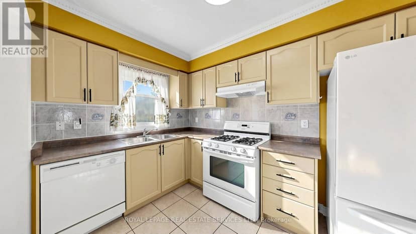 668 Madame Street — photo 14 of 40