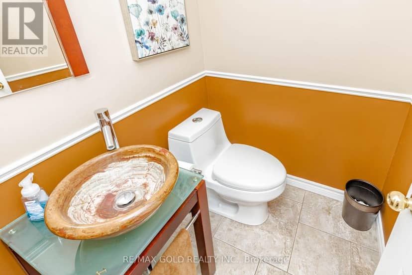 93 Lauchlin Crescent — photo 15 of 40